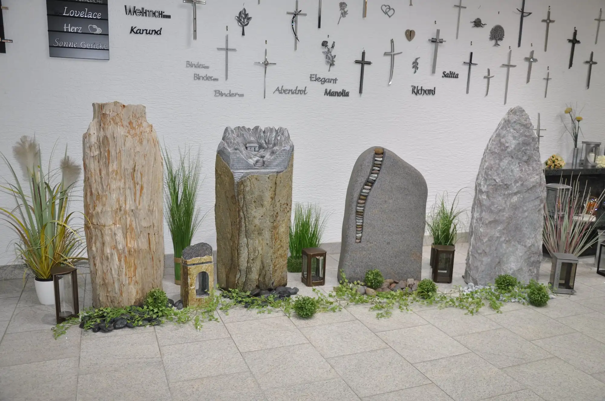 Grabsteine mit rauer Oberfläche und holzähnlicher Maserung