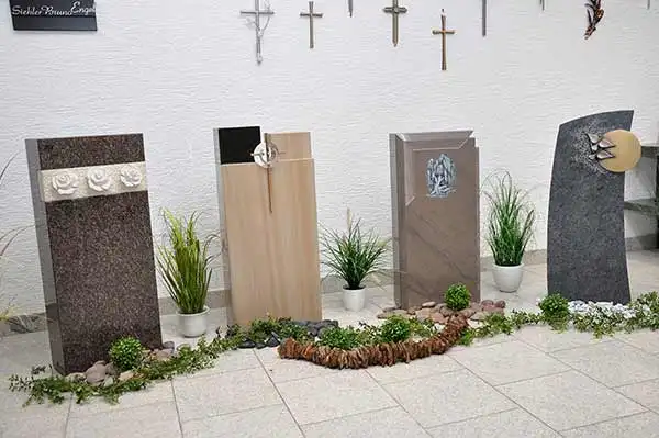 Grabsteine mit Rosenband, Holzmaserung und farbigem Einsatz
