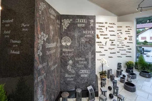Muster von Grabinschriften und Ornamenten im Ausstellungsraum